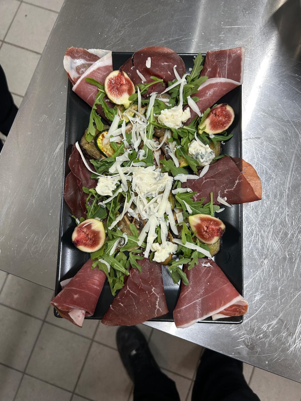 Antipasti-Platte mit Bresaola, Schinken, Feigen und Rucola