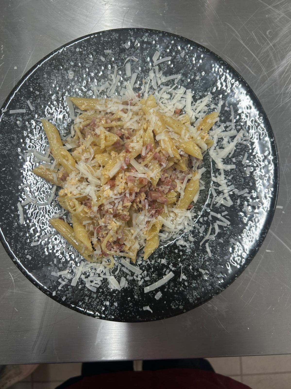 Penne Carbonara mit Speck und Parmesan