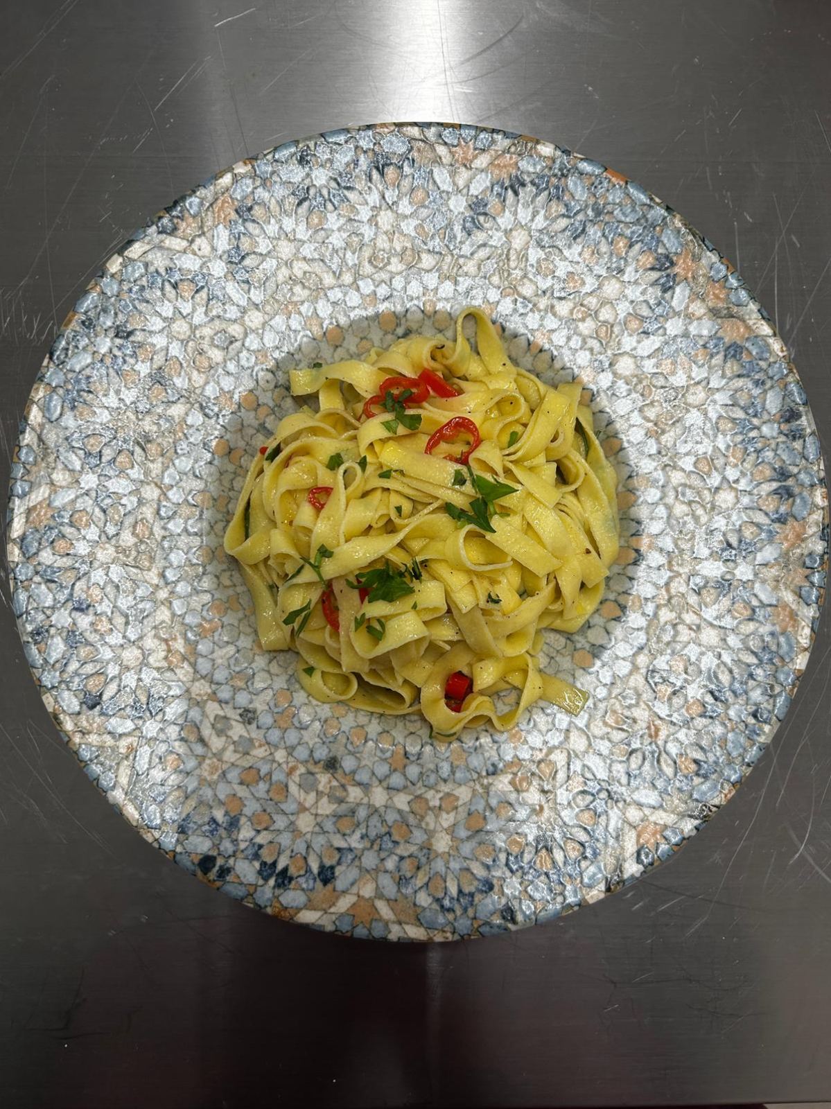 Tagliatelle Aglio Olio Peperoncino mit Chili und Petersilie